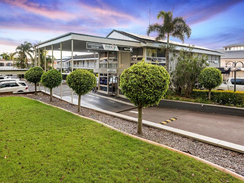 Park Motor Inn image
