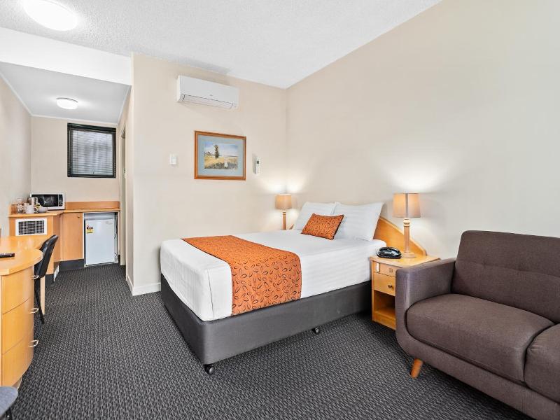 Park Motor Inn image