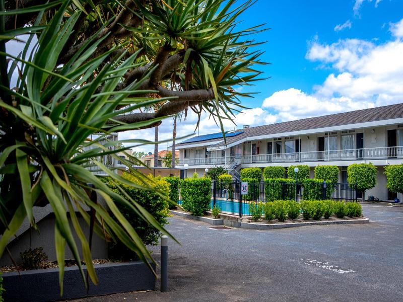 Park Motor Inn image