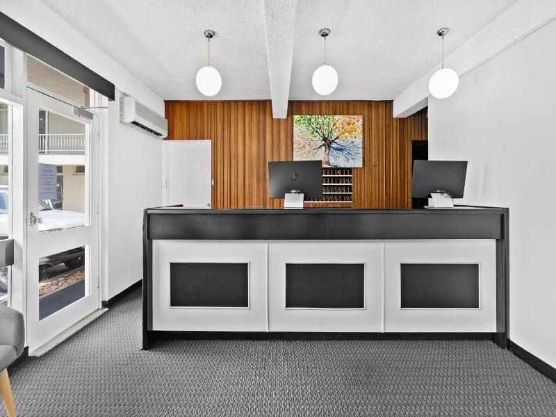 Park Motor Inn image