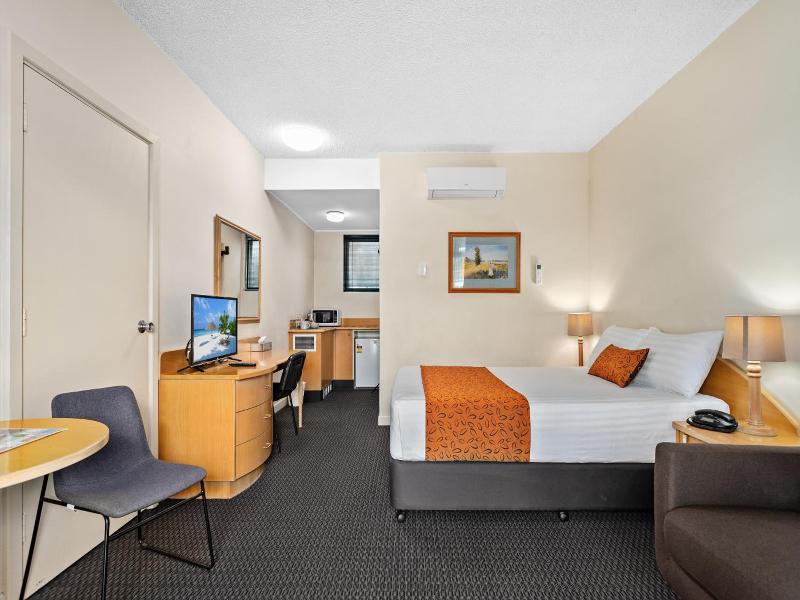 Park Motor Inn image