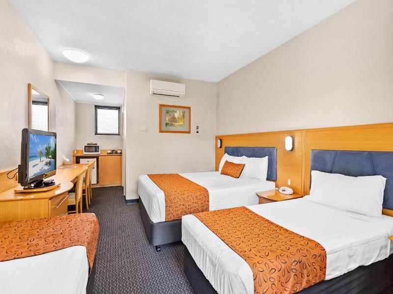 Park Motor Inn image