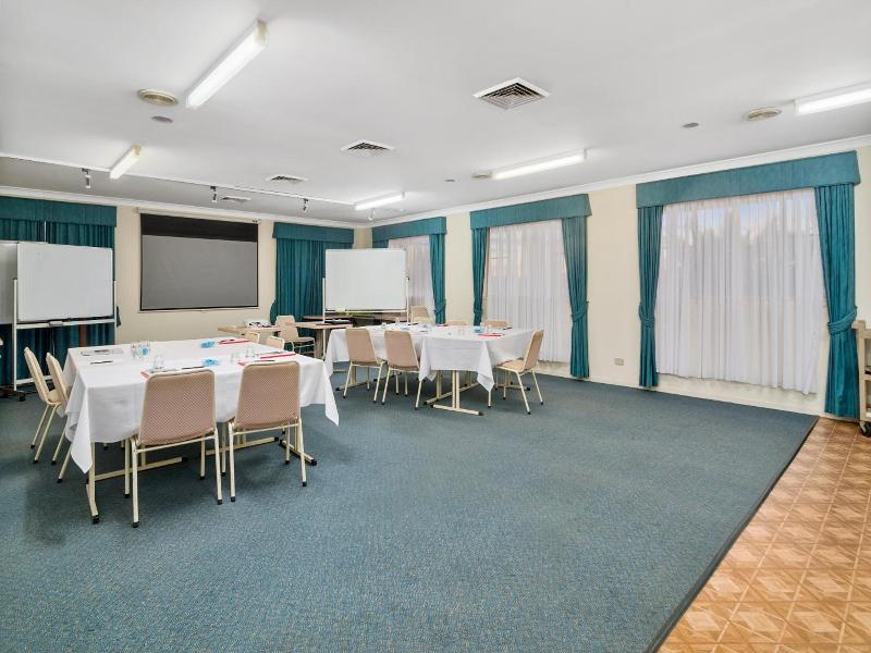 Park Motor Inn image