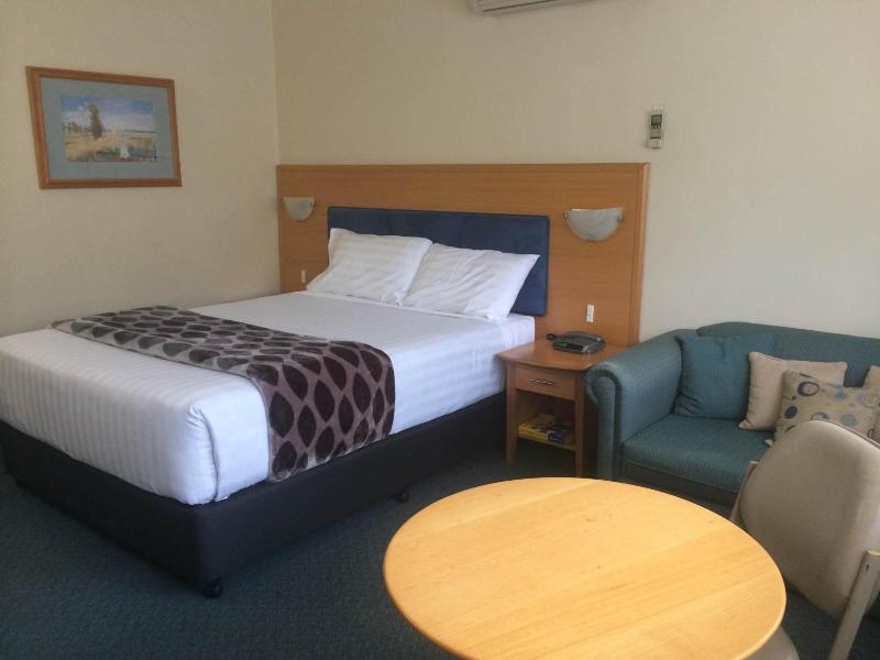 Park Motor Inn image