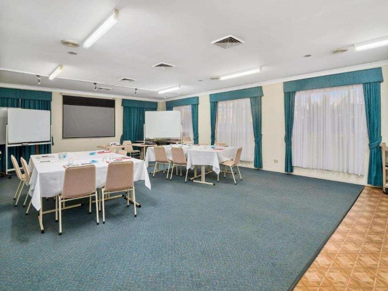 Park Motor Inn image