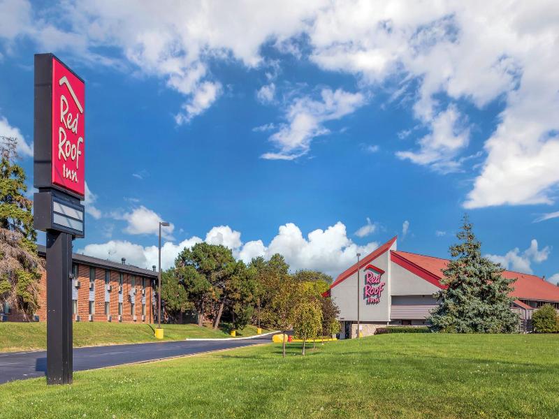 Red Roof Inn Milwaukee Airport image