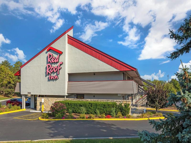 Red Roof Inn Milwaukee Airport image