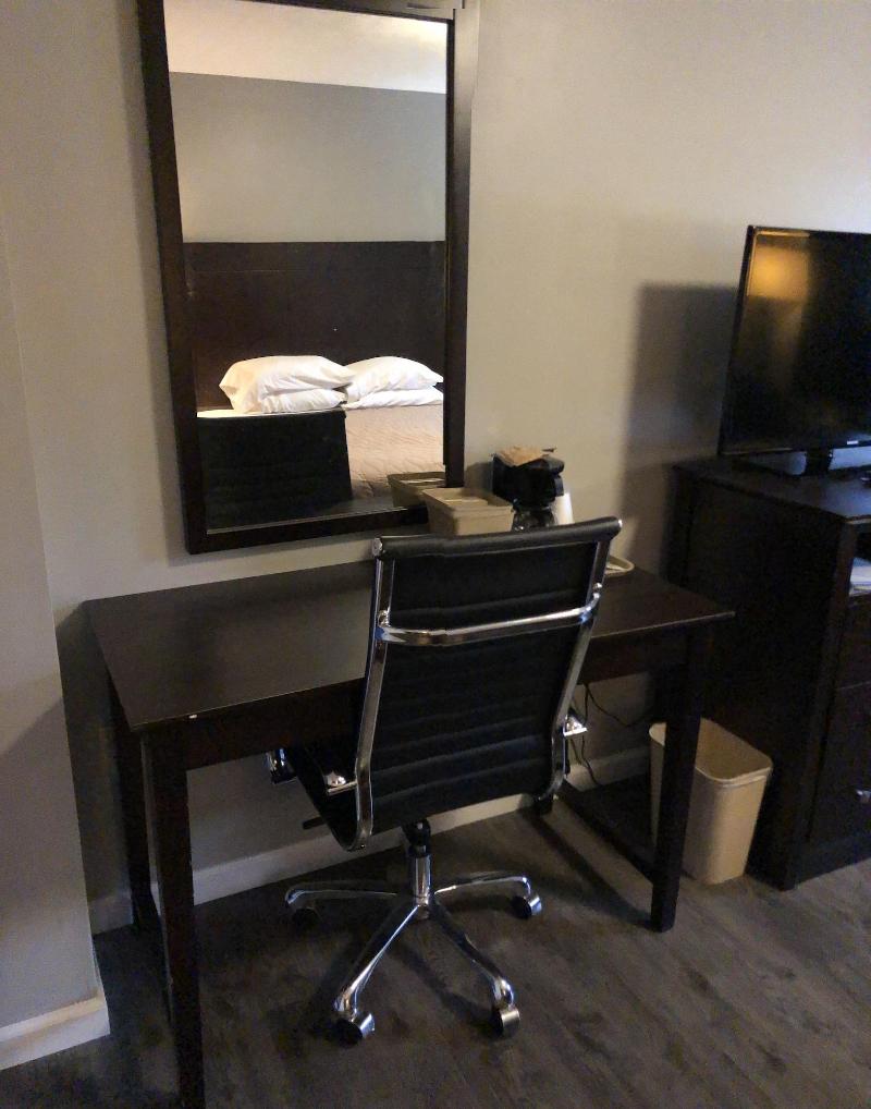 Deerfield Inn And Suites Fairview - Image 2