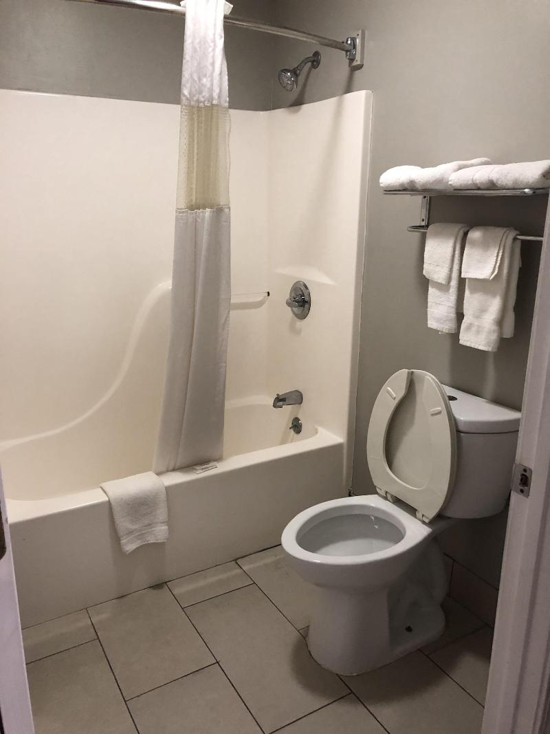 Deerfield Inn And Suites Fairview - Image 1