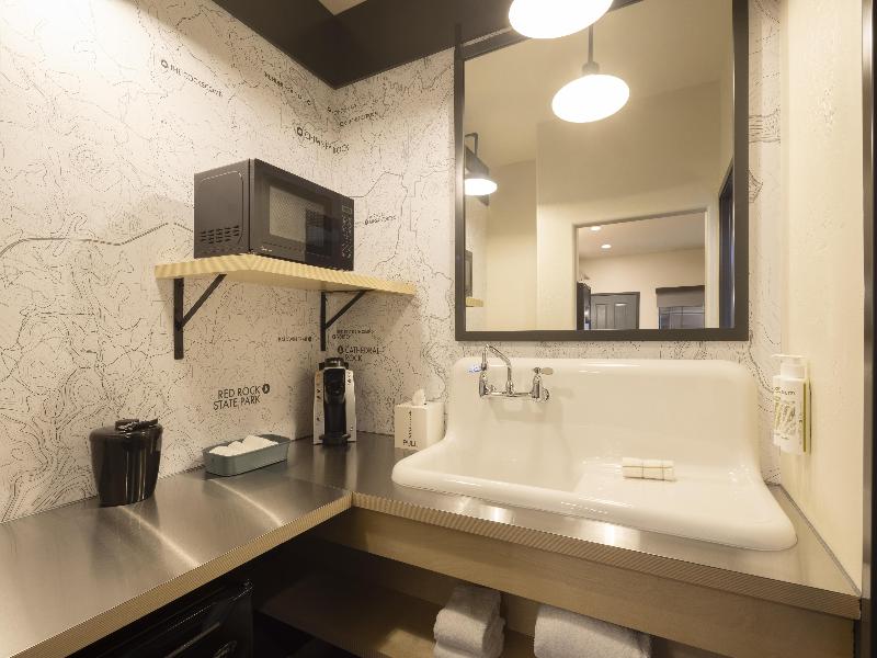 1 King Mobility Accessible W/Roll In Shower