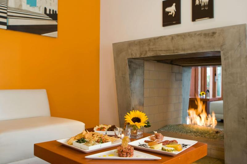 Casa 425 Lounge A Four Sisters Inn image