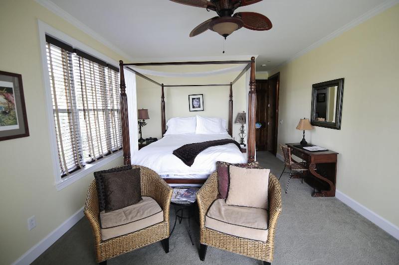 Water S Edge Inn Adults Only image