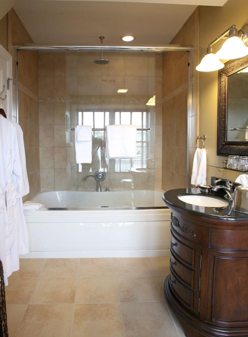 Water S Edge Inn Adults Only image