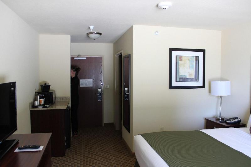 Cobblestone Inn And Suites Rugby image