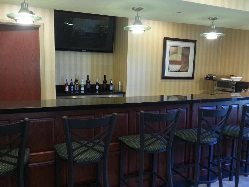 Cobblestone Inn Suites Bloomfield image