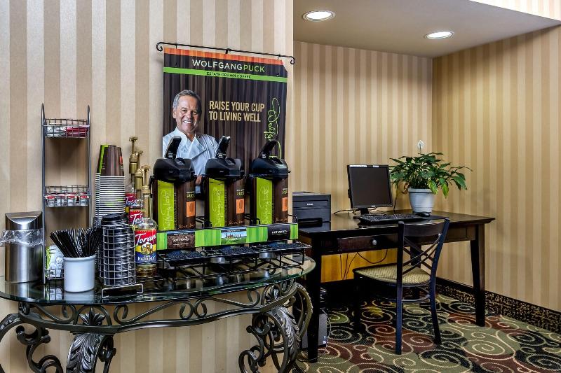 Cobblestone Inn Suites Bloomfield image