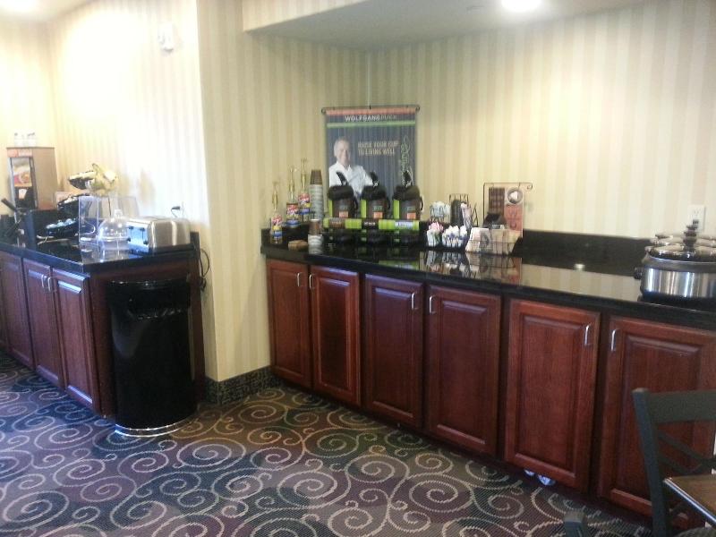 Cobblestone Inn Suites Bloomfield image