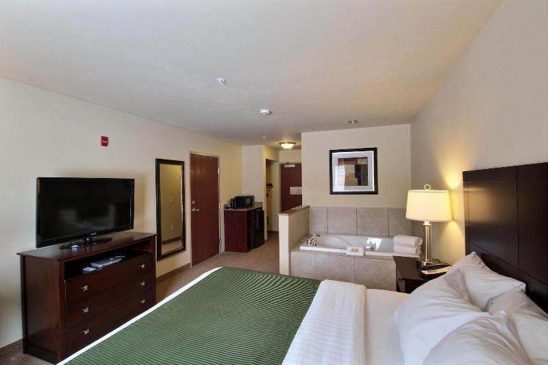Cobblestone Inn Suites Bloomfield image