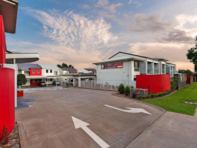 City Golf Club Motel image