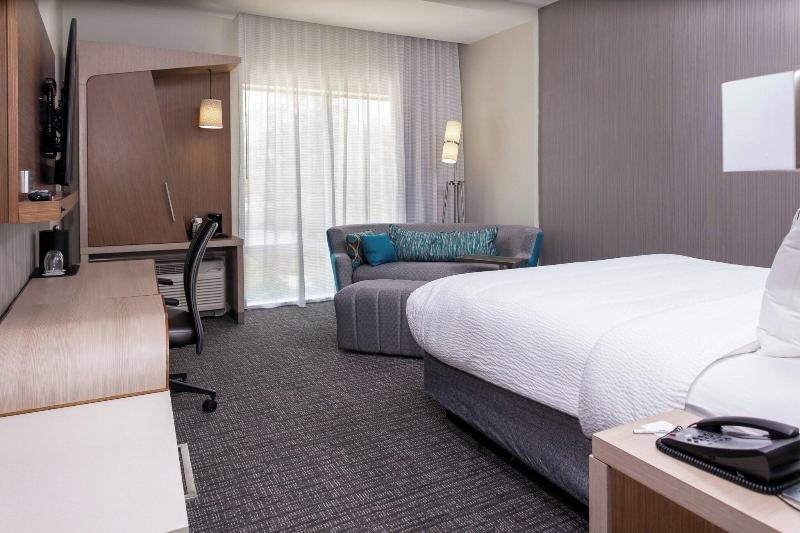 Courtyard By Marriott Indianapolis West Speedway image