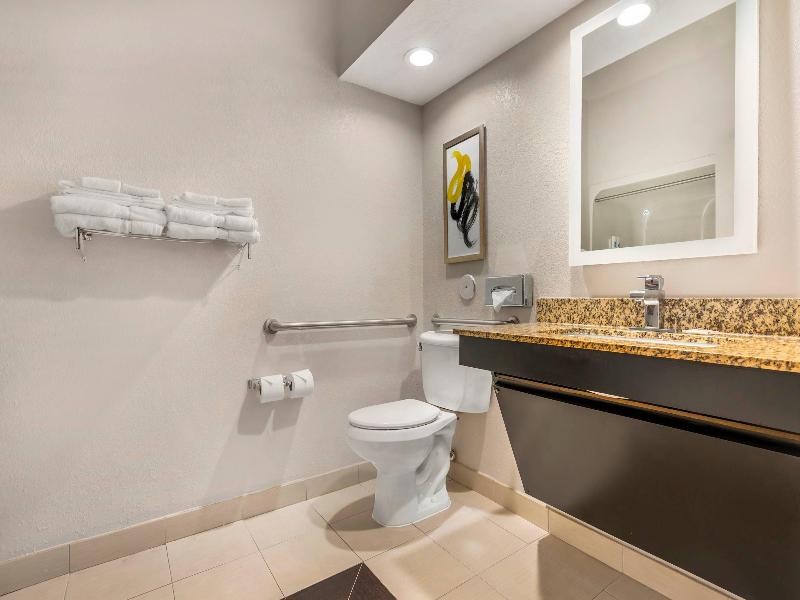 Comfort Inn & Suites St Louis image