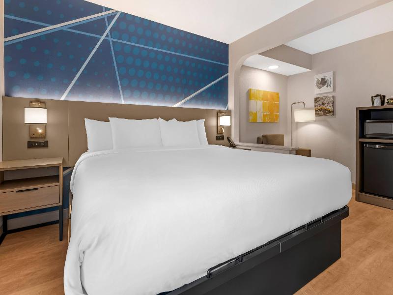 Comfort Inn & Suites St Louis image