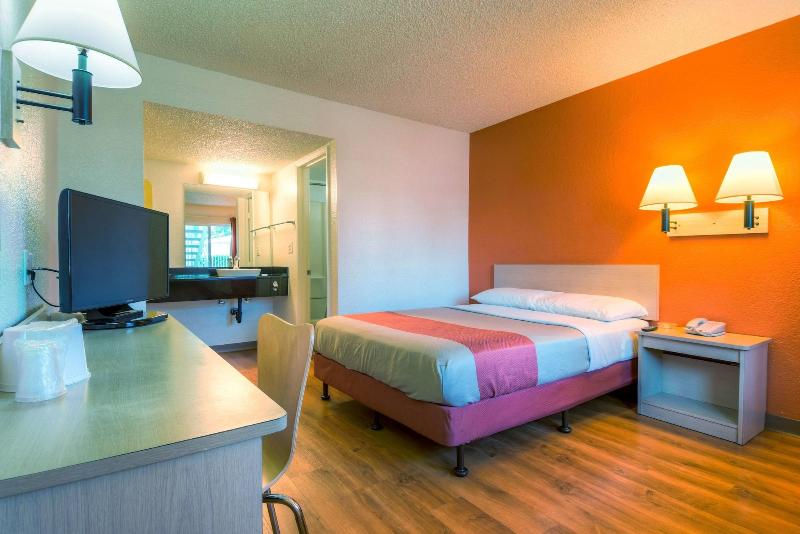 Motel 6 Costa Mesa image