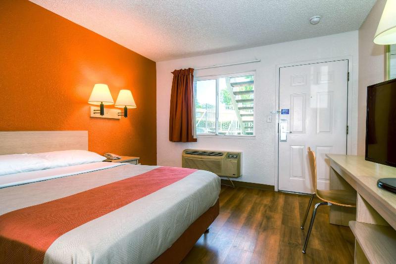 Motel 6 Costa Mesa image
