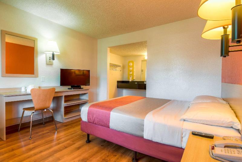 Motel 6 Costa Mesa image