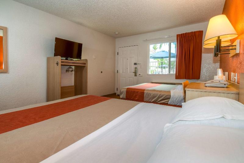 Motel 6 Costa Mesa image
