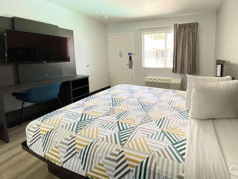 Motel 6 Costa Mesa image
