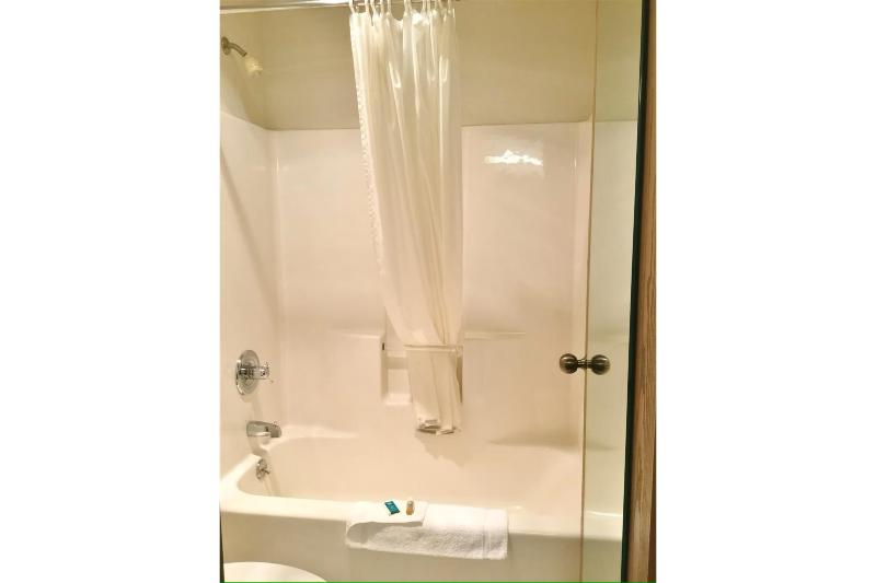 Capital O Amerihost Inn & Suites Fulton Hwy 54 MO image