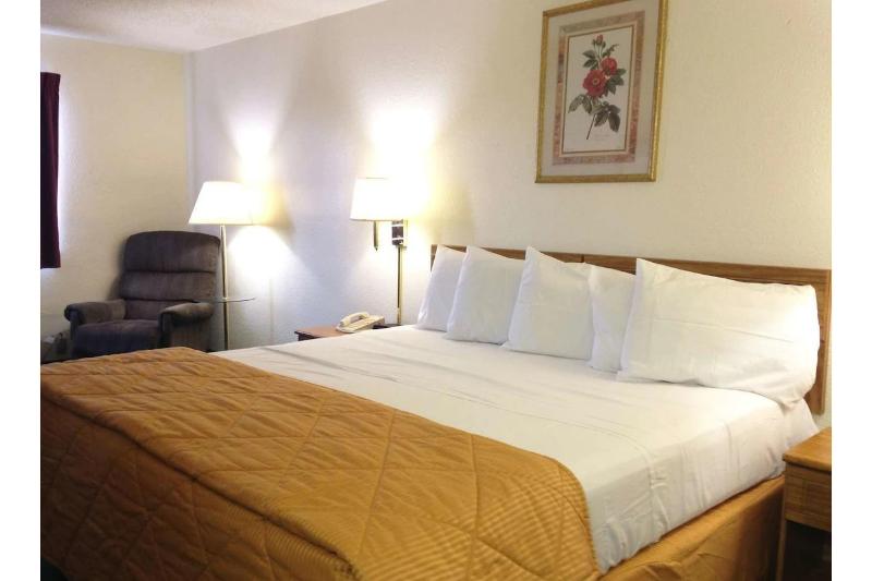 Capital O Amerihost Inn & Suites Fulton Hwy 54 MO image