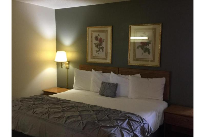 Capital O Amerihost Inn & Suites Fulton Hwy 54 MO image