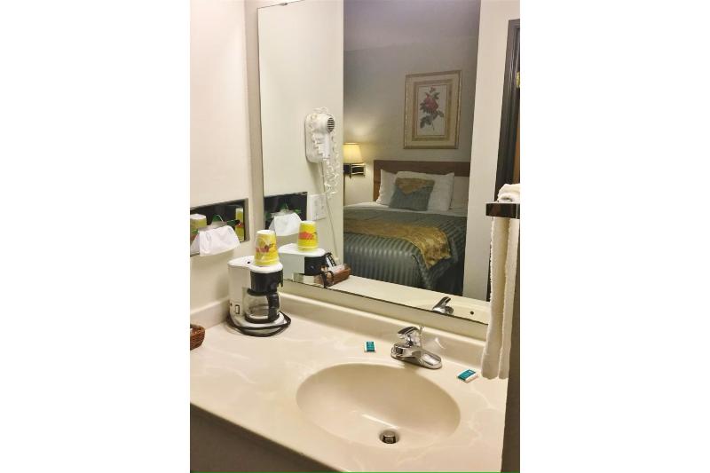 Capital O Amerihost Inn & Suites Fulton Hwy 54 MO image