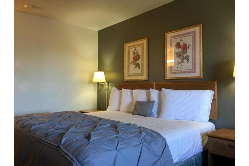 Capital O Amerihost Inn & Suites Fulton Hwy 54 MO image