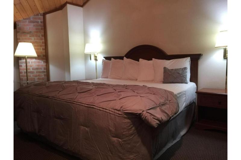 Capital O Amerihost Inn & Suites Fulton Hwy 54 MO image