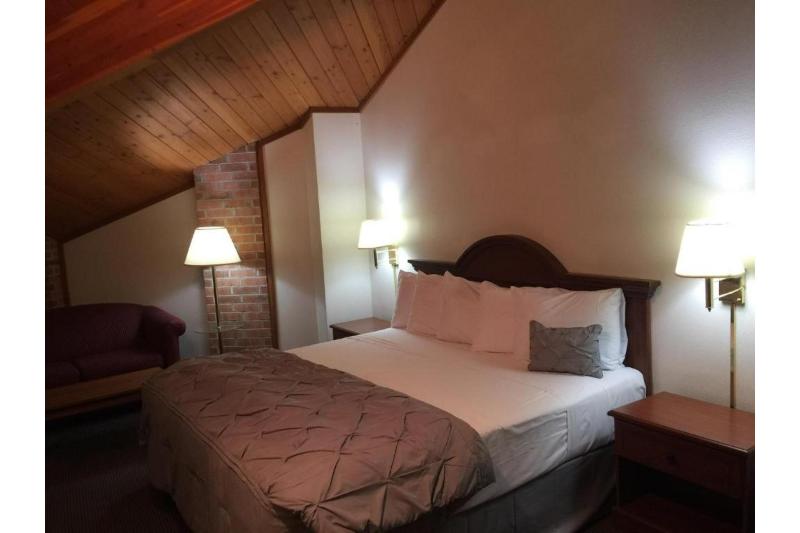 Capital O Amerihost Inn & Suites Fulton Hwy 54 MO image