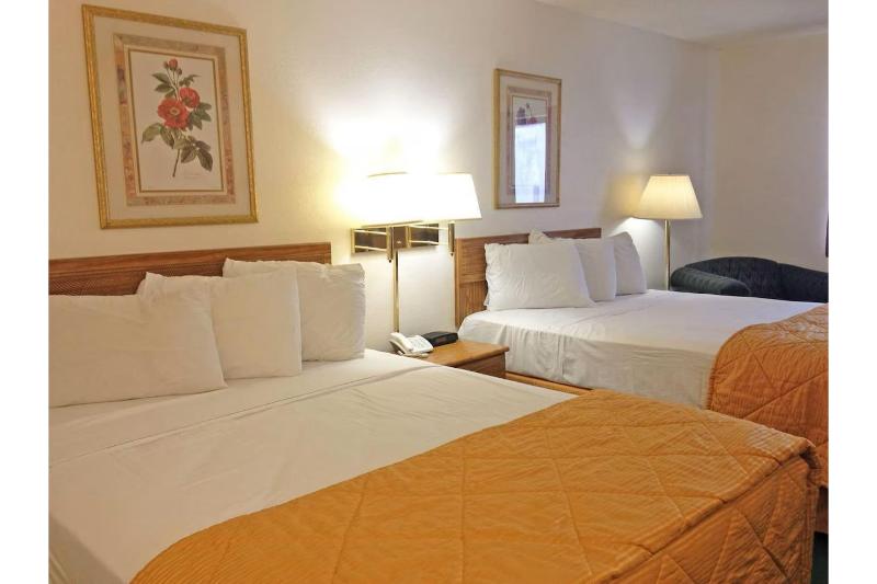 Capital O Amerihost Inn & Suites Fulton Hwy 54 MO image