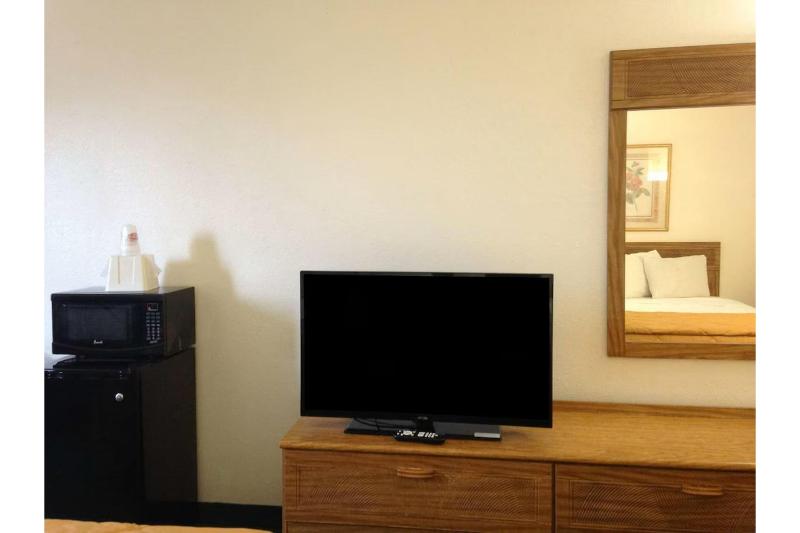 Capital O Amerihost Inn & Suites Fulton Hwy 54 MO image