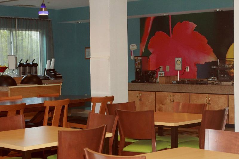 Fairfield Inn Suites By Marriott Fairmont image