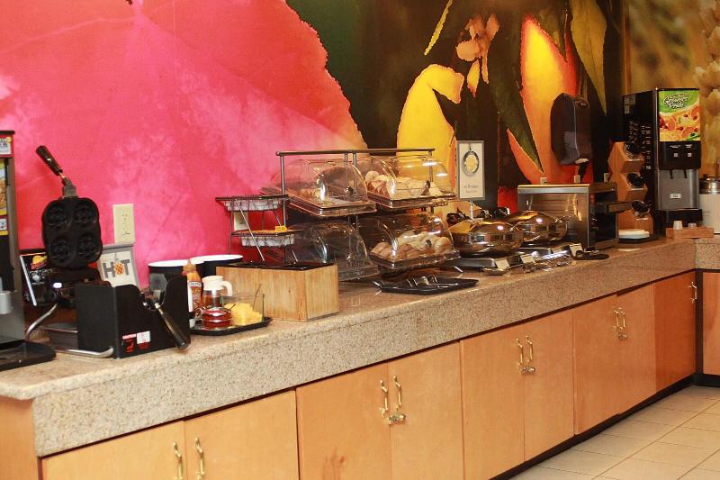 Fairfield Inn Suites By Marriott Fairmont image
