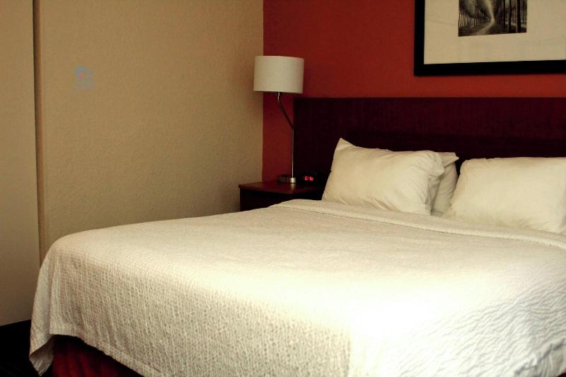 Fairfield Inn Suites By Marriott Fairmont image