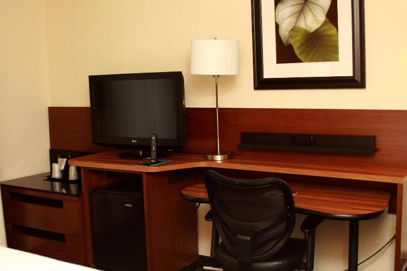Fairfield Inn Suites By Marriott Fairmont image