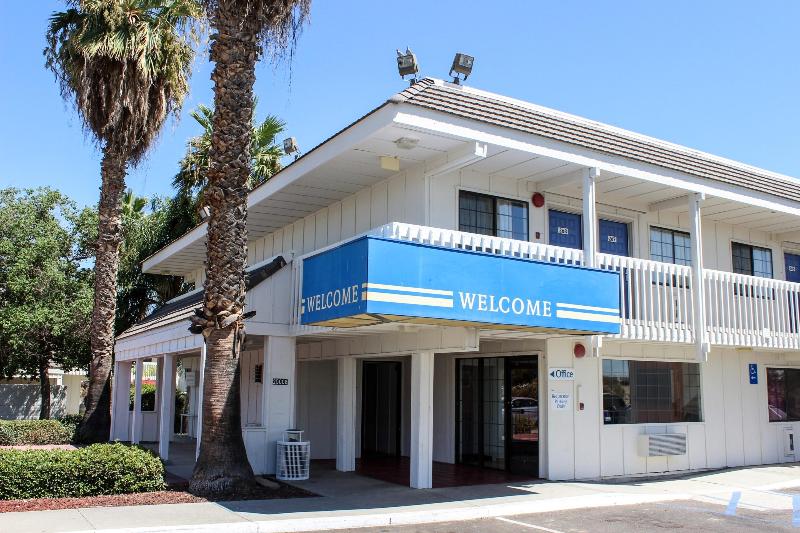 Motel 6 Coalinga, CA - East image