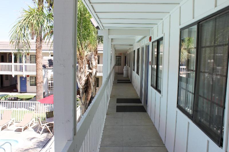 Motel 6 Coalinga, CA - East image