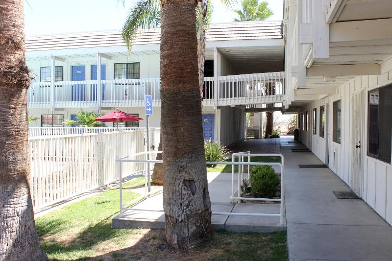 Motel 6 Coalinga, CA - East image