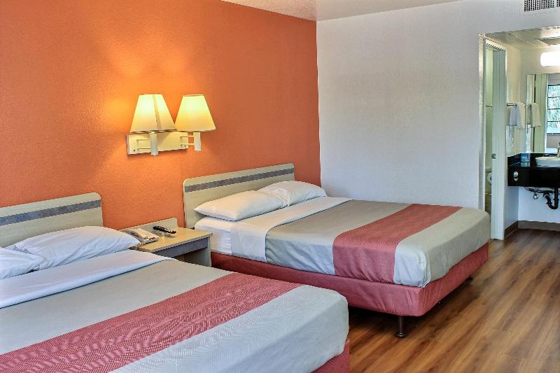 Motel 6 Coalinga, CA - East image