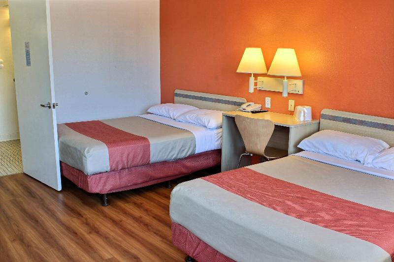 Motel 6 Coalinga, CA - East image