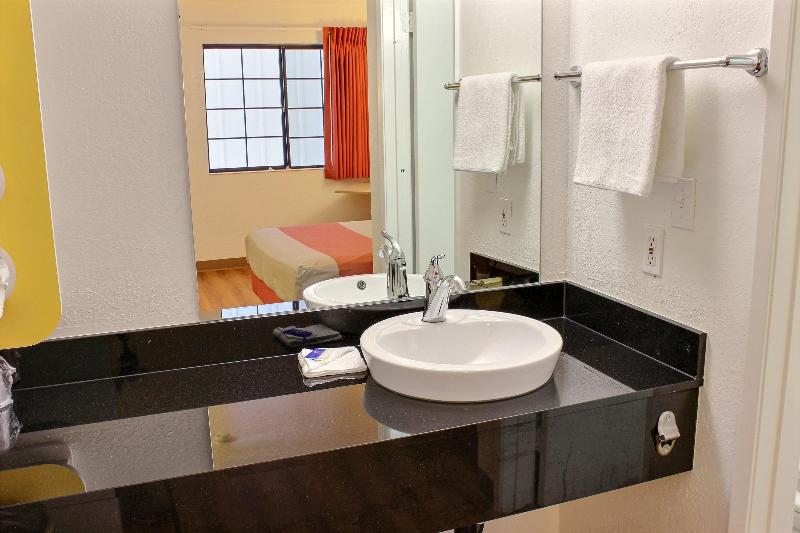 Motel 6 Coalinga, CA - East image
